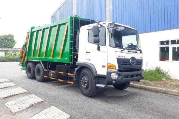 Ô tô chở rác hino 3 chân 20 khối máng xúc